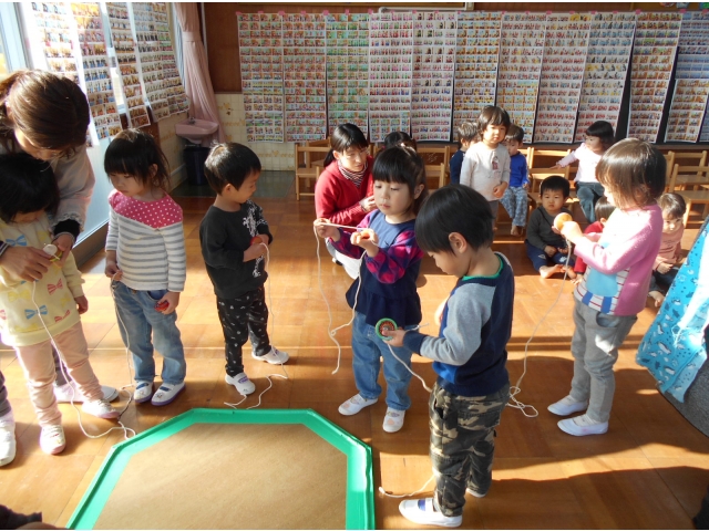 クルクル…なんども巻くけどむずかしいなぁ(-_-;)


クルクル…なんども巻きつけるのに挑戦(-_-;)