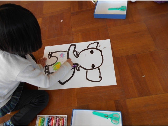 絵画指導で描いてます
墨で輪郭を描いて、