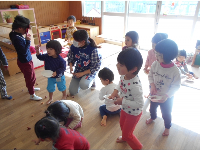 怖いけど、鬼めがけて“えい”!