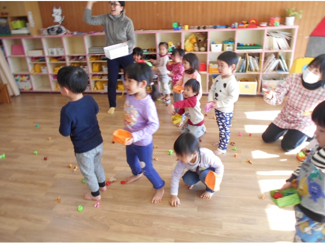 豆を拾って   
 “エイ!”