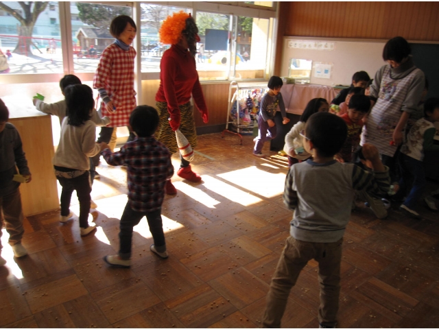 鬼の背後から“エイ!”