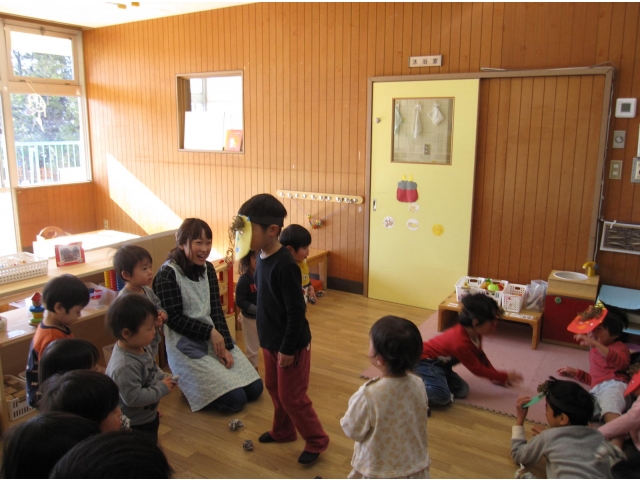 鬼めがけて“えい!”