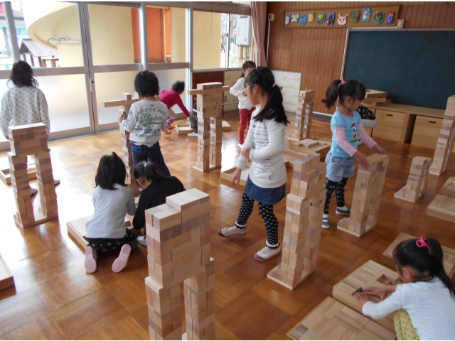必要な積み木を自分で選びます