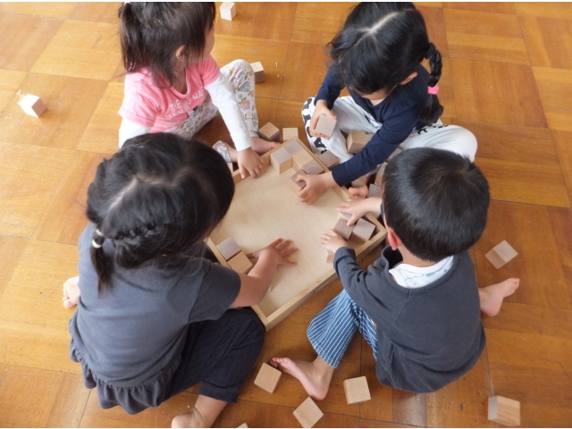 積木を箱から出します