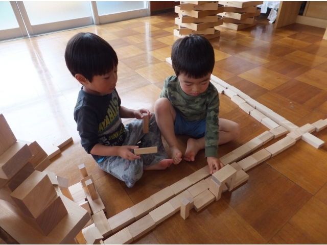「車作る？」
「ソーセージ屋がいい」