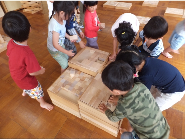 好きな積木を持ってきます