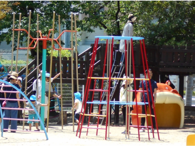 園庭では、好きな遊びを親子で楽しみました。
