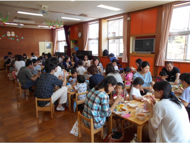 たくさん遊んだ後は、　　　　　親子で給食♡