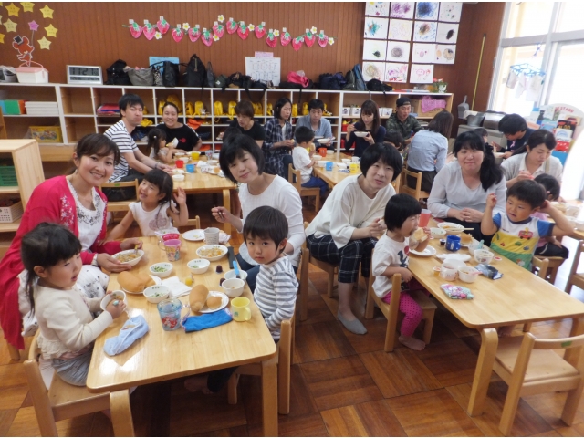 “みんなで食べると　　　　　　美味しいね♡”