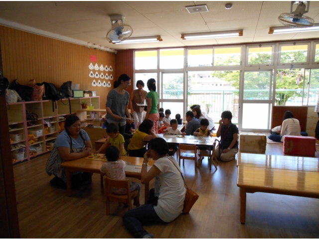 いつも遊んでいることを今日はお父さん、お母さんと一緒に♡