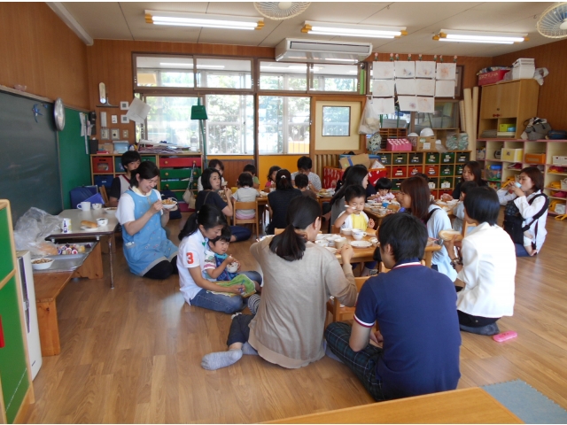 今日はお父さん、お母さんと楽しく給食♪