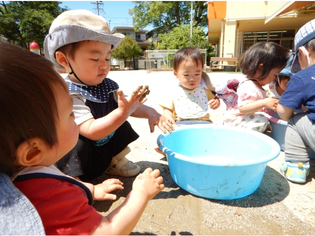 お手々、どろどろ！