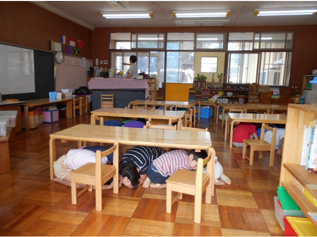 机の下で放送を聞いてます