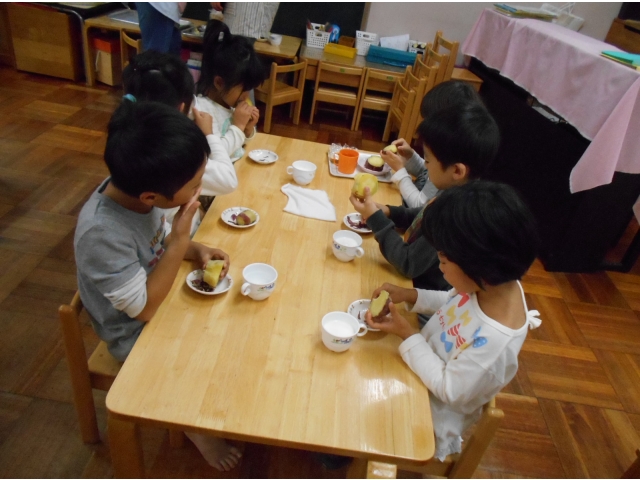 必死で皮を
むいてます。