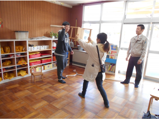 椅子で応戦中