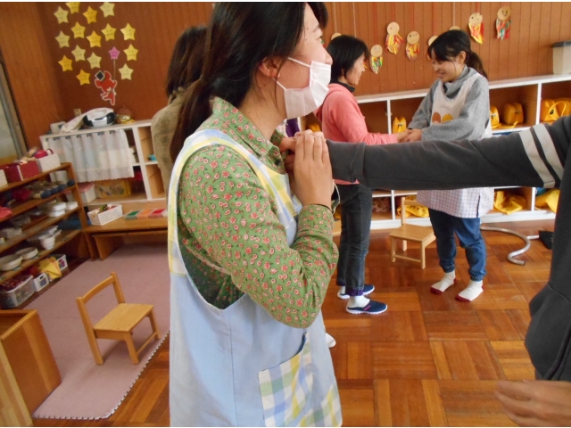 胸ぐらを掴まれたら、親指を押す