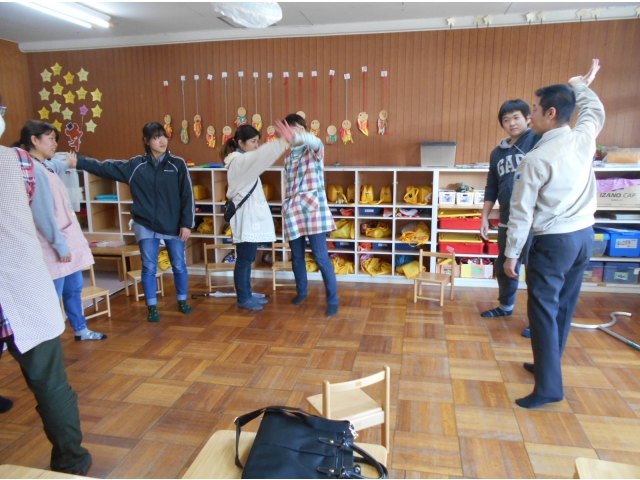 手を切るように振り払う