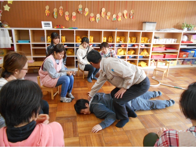 抑え込む