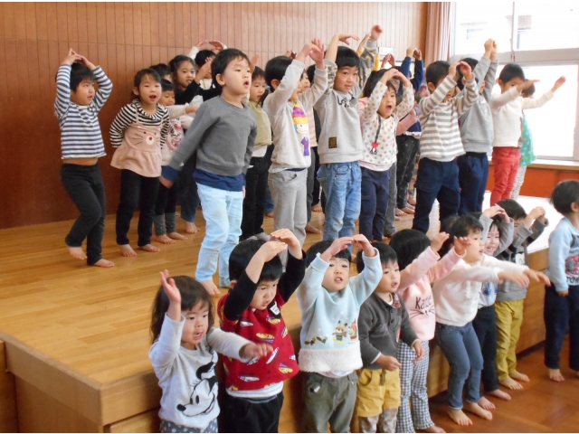 歌いながら踊ります。