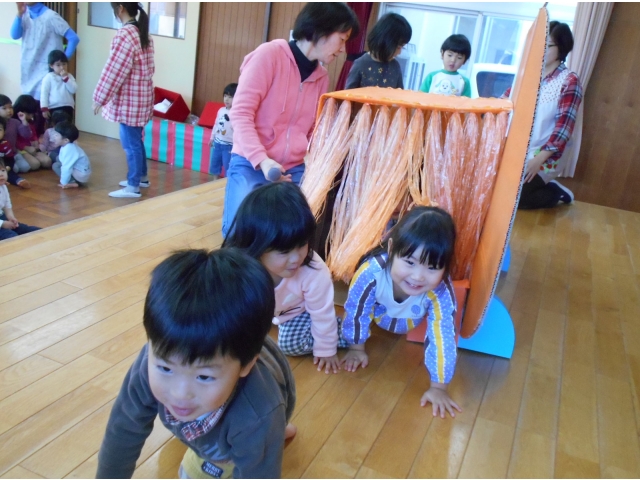 くぐります。