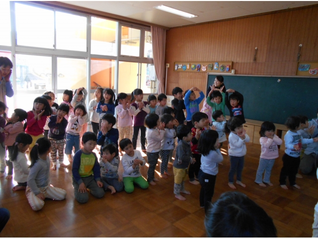 みんなで♪ゆきだるま♪を
歌います。