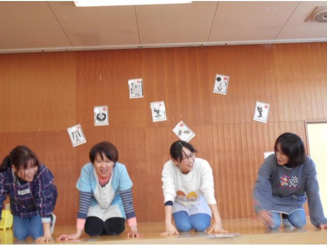 読み札をしっかり聞いて…