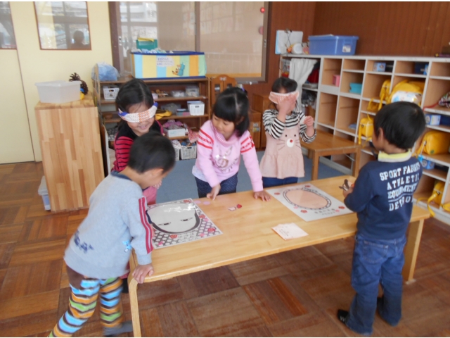 きりん組での福笑い♪