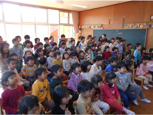 だるま落としを真剣に
見守っています