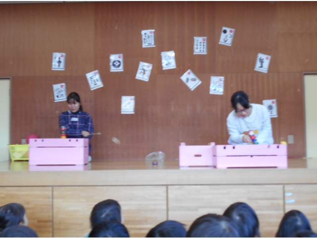 転ばないようにだるまを
落とせるかな？