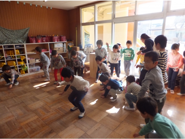 “オニはそと！！”
　　“オニはそと！！”