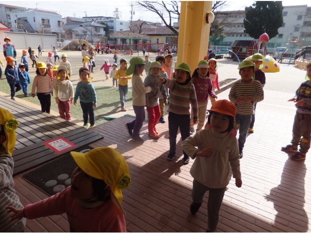 オニがどこへ帰るのか
興味深々の子ども達♪