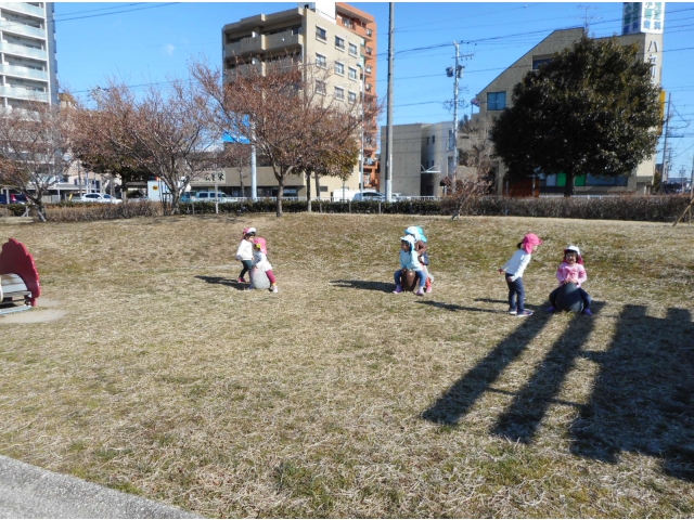 遊具に乗ってます。