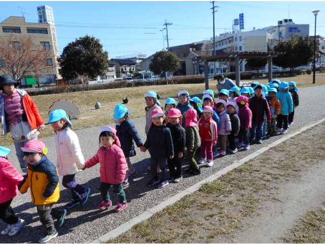 手をつなぐよ。