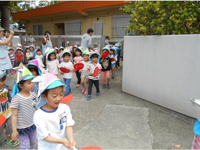 ４歳児はうちわで
盛り上げます。