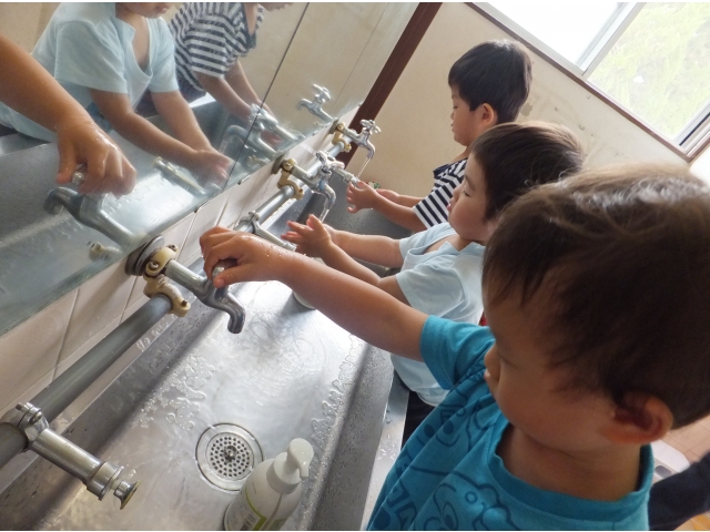 蛇口をひねって水を出す