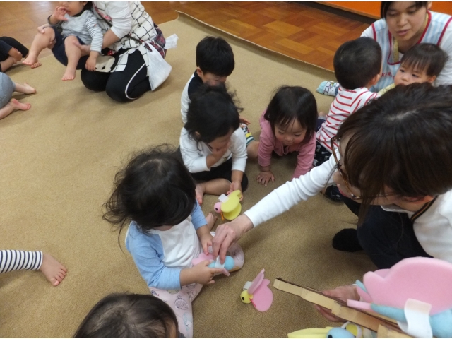 お手々を入れると持てるよ