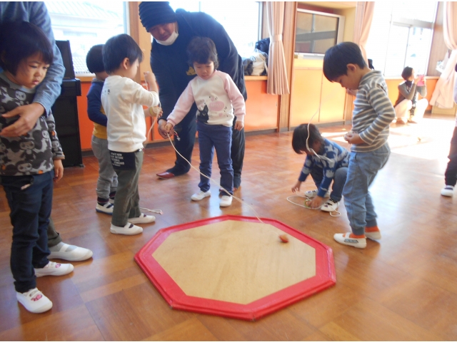 こうやって投げる