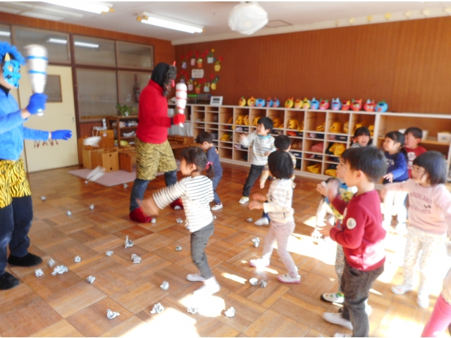 ちからを合わせて
“オニは～そと!!”