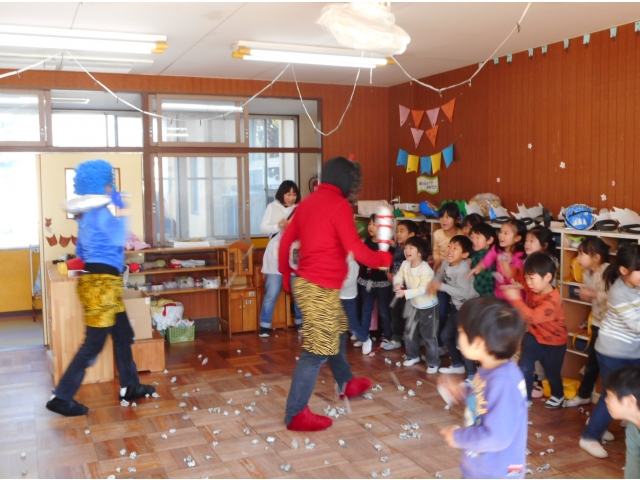 “オニは～そと!!”
の声が部屋中に!!
部屋中に