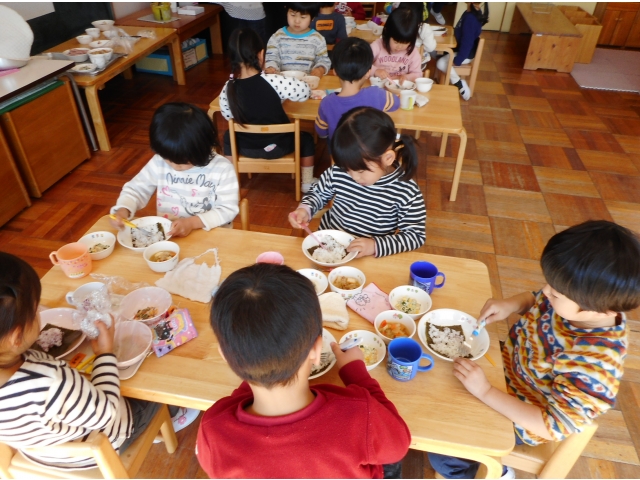 のりにご飯をのせて…