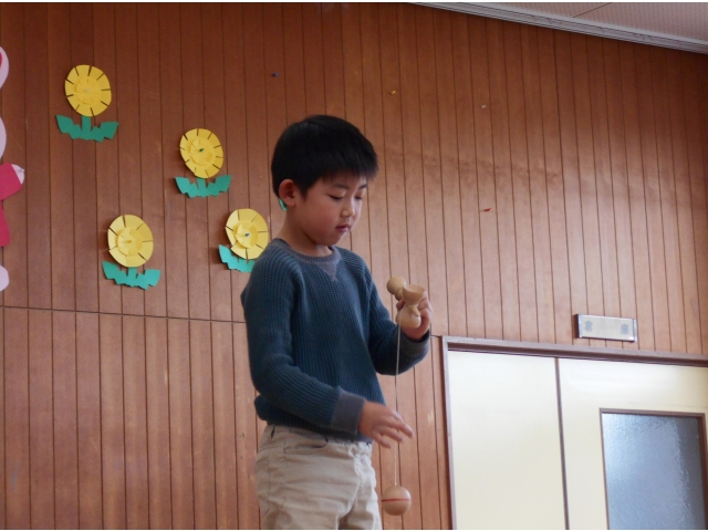 けん玉に挑戦。