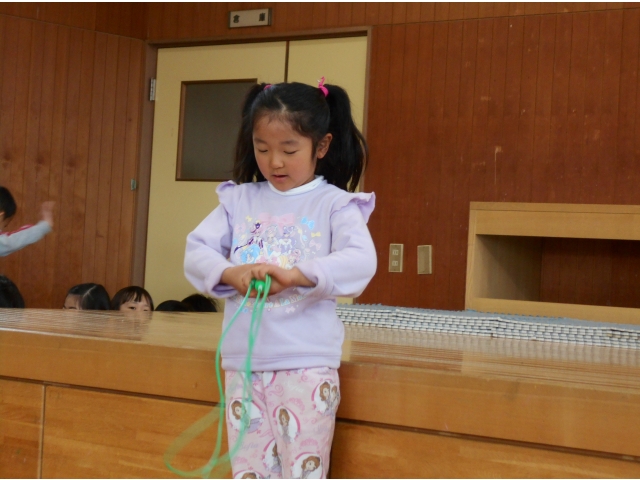 縄跳びします。