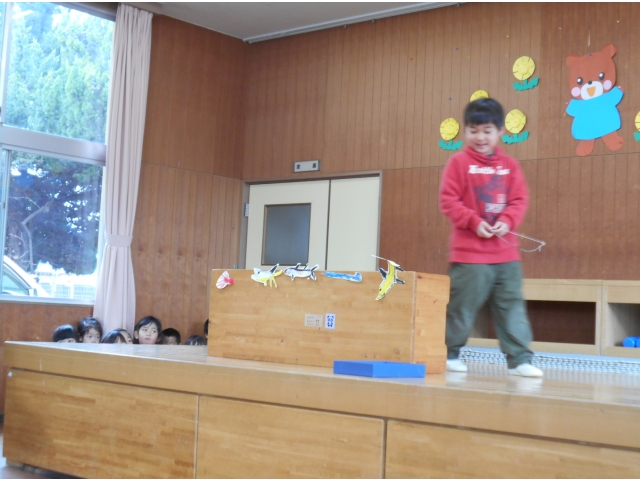 魚釣り。魚は自分で
描いたよ。