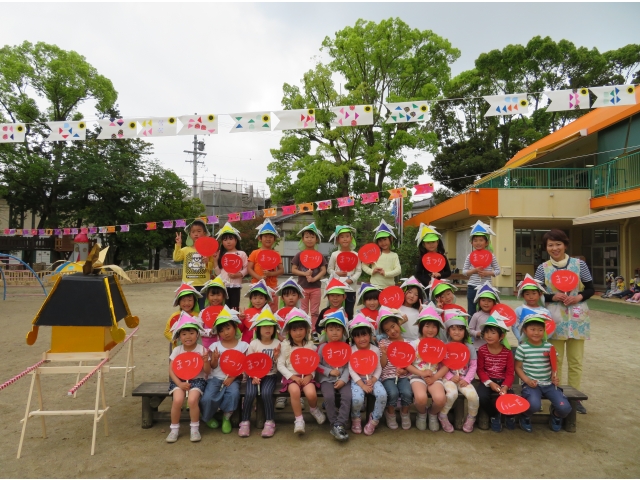5歳児は自分で作った兜を被っての参加です!