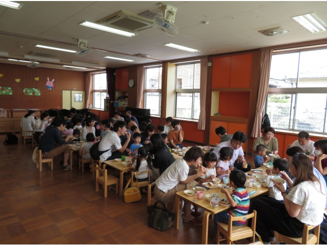 みんなで食べると
おいしいね(*^。^*)