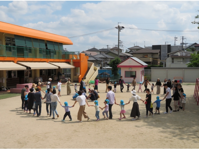 みんなで手をつないで
“あぶくたった”のあそび