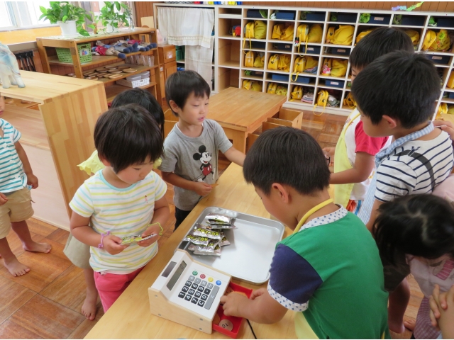 お金はレジに入れる