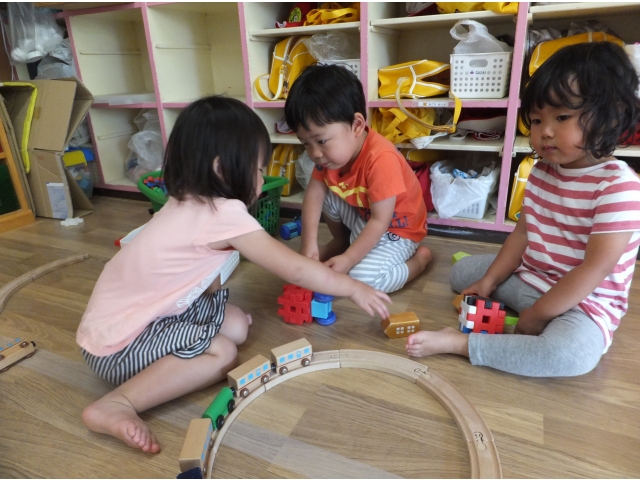 友だちと線路を作って
走らせます!