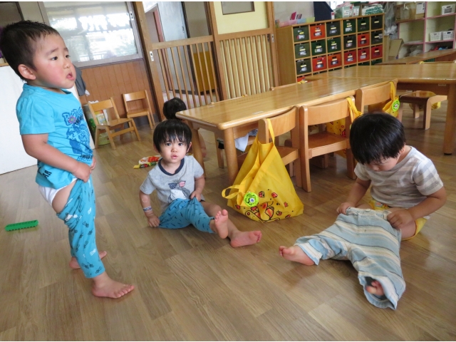 ズボンの中から足が
出せるかな？