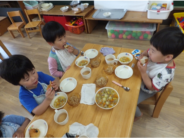 たくさん遊んだ後は
おいしい給食♪